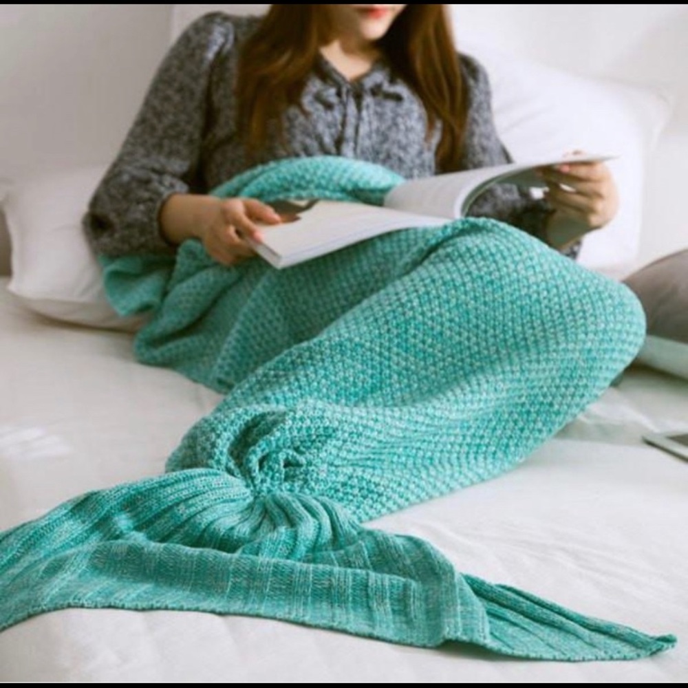 Knitted mermaid tail blanket moss green